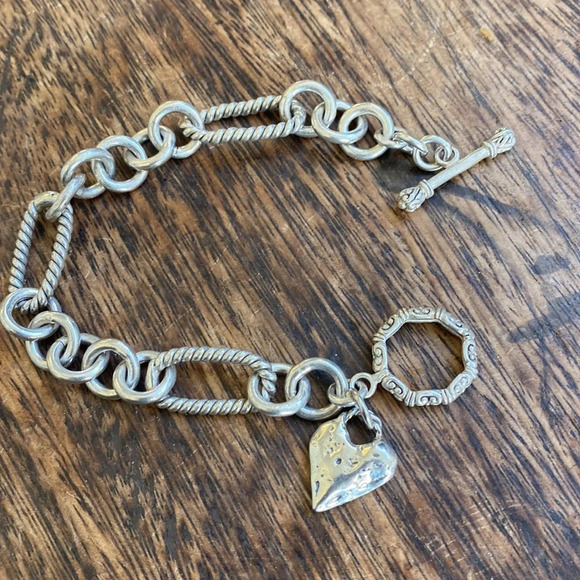 Detailed sterling silver chunky bracelet with a rustic heart - Picture 6 of 9